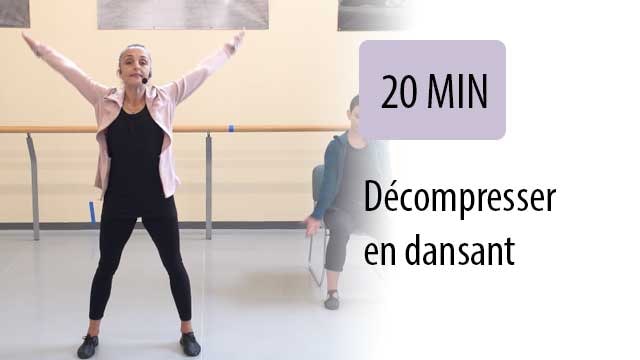 femme dans une salle de sport debout avec les bras écartés au-dessus des épaules